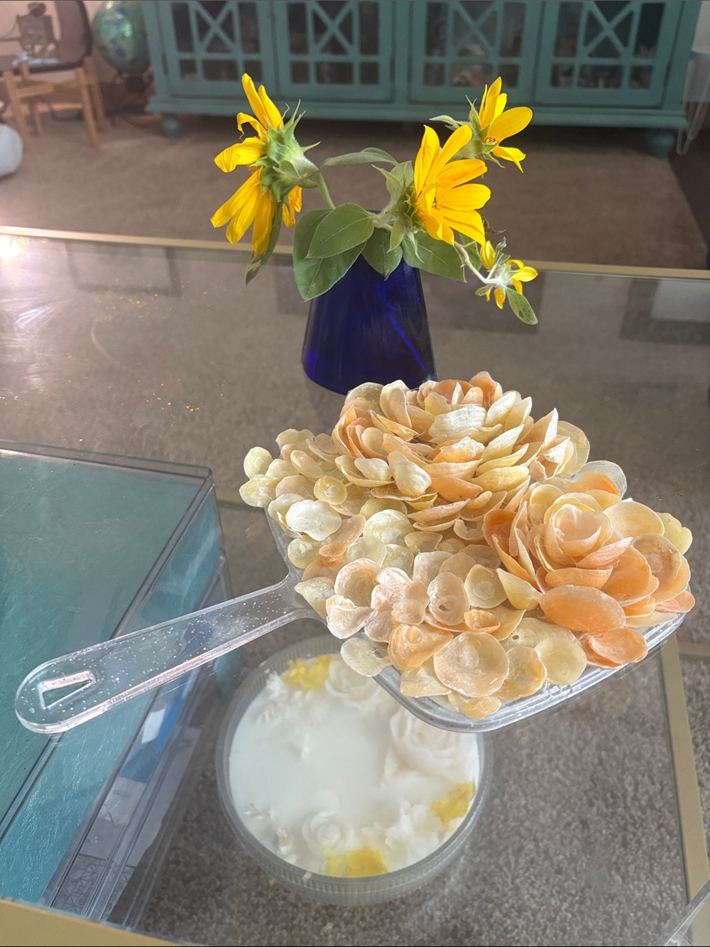 Handcrafted Shell Flower handheld mirror - Peach and Cream